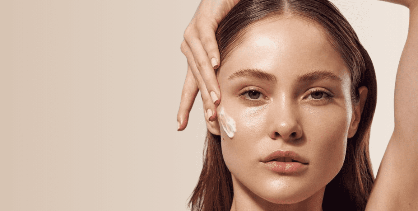 modelo mujer crema cara