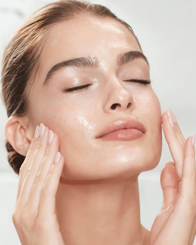 modelo mujer crema cara