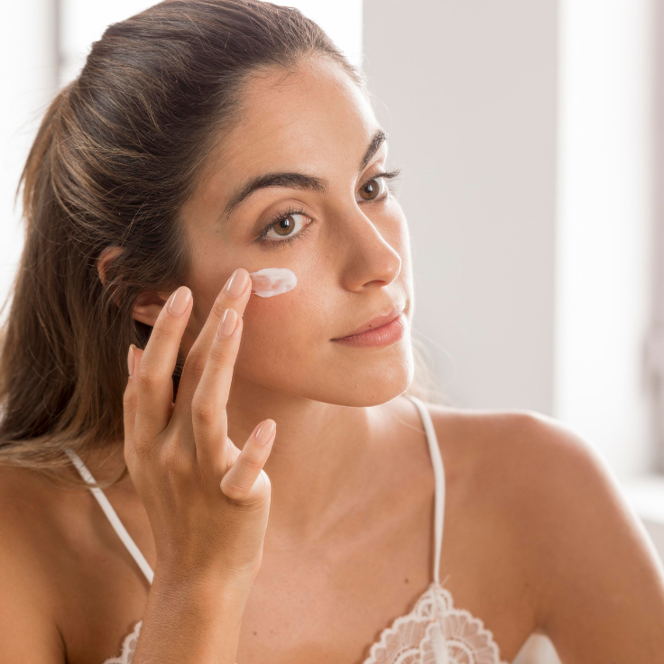 modelo mujer crema cara